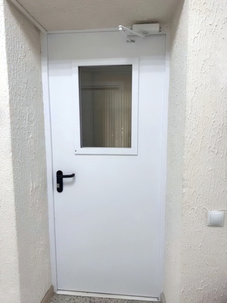 Белая остекленная дверь Белая остекленная дверь