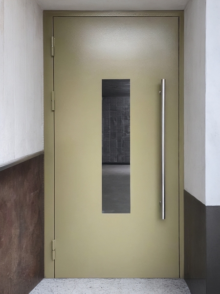 Дверь с ручкой-скобой Дверь с ручкой-скобой